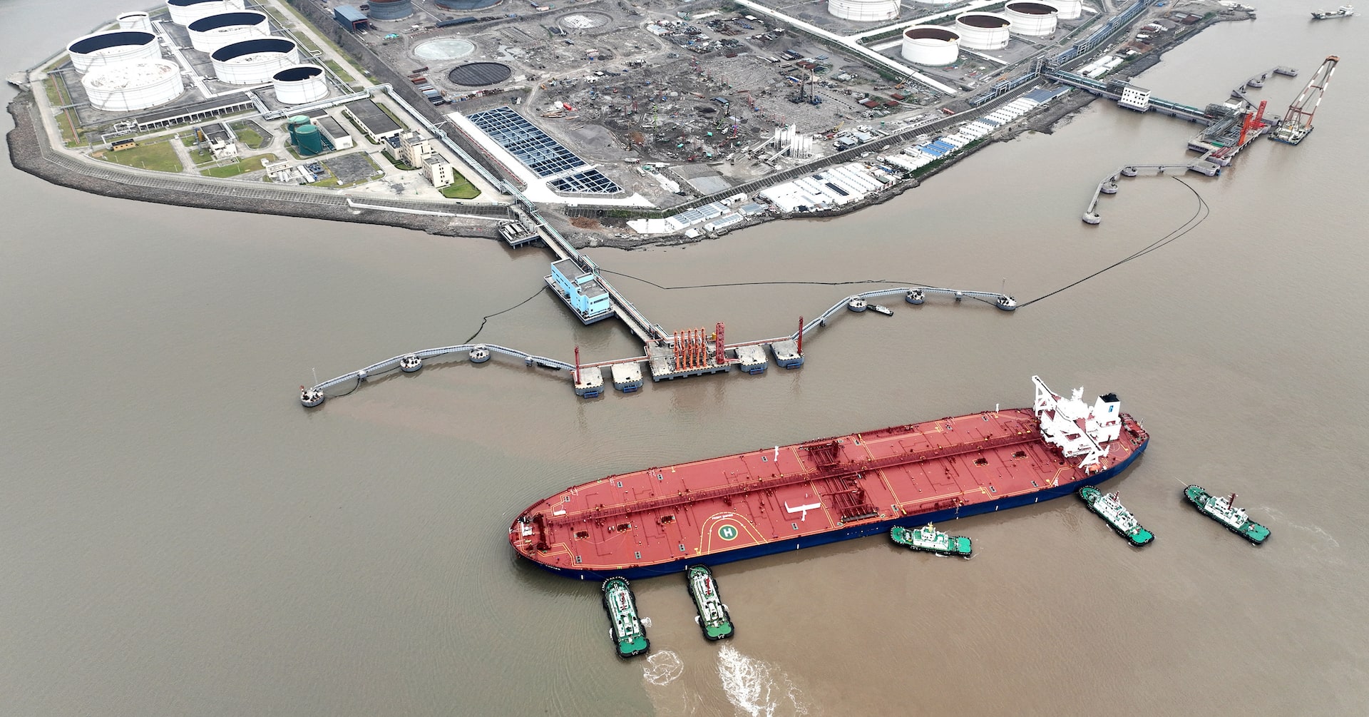 Oil edges lower as traders weigh rate cut with worries over US economy