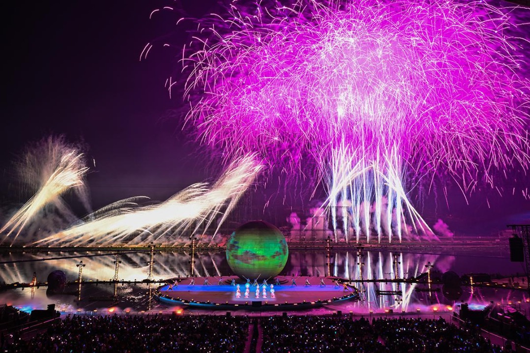 Dazzling Liuyang fireworks festival sets night sky aglow
