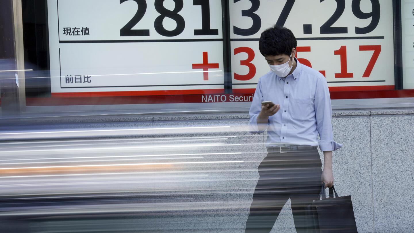 Asian shares slip in cautious trading, shrug off US rally