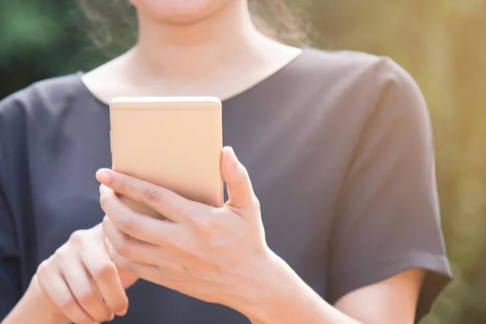 UAE: e& announces 2GB free roaming data for football fans flying to Qatar