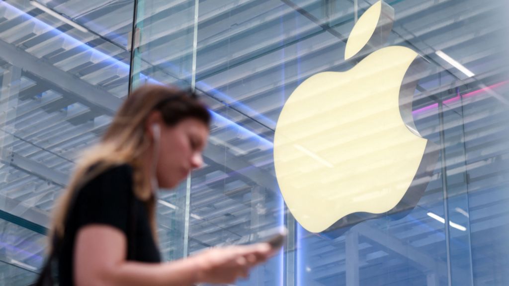 Apple pulls US immigration official tracking apps