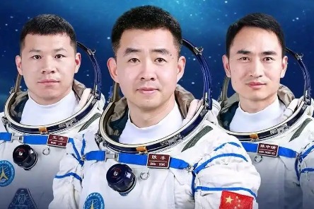 Shenzhou XX mission crew returns after debris delays landing