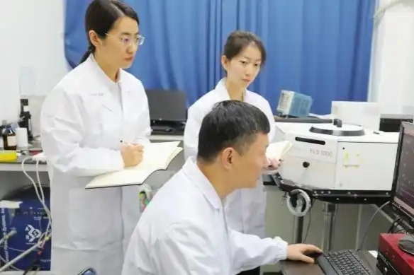 Scientists design new coating for rare earth materials to glow when powered by electricity