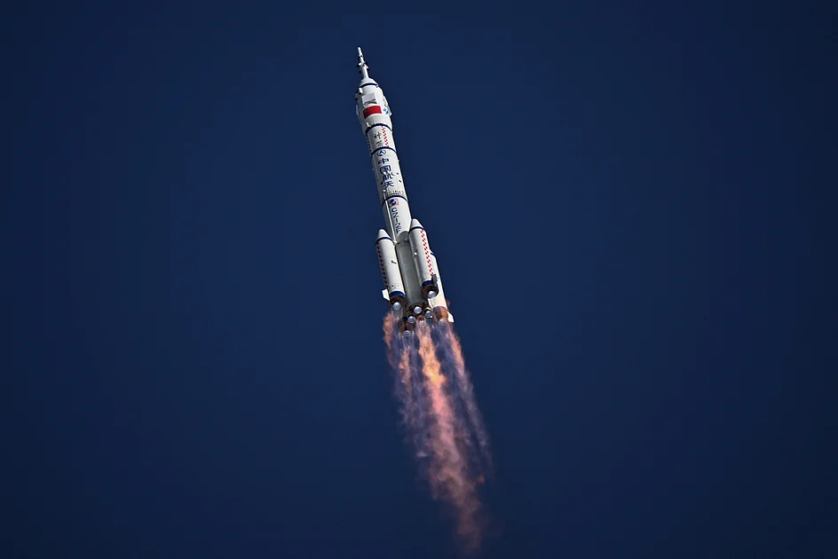 Suspected debris strike delays Chinese spaceship’s return