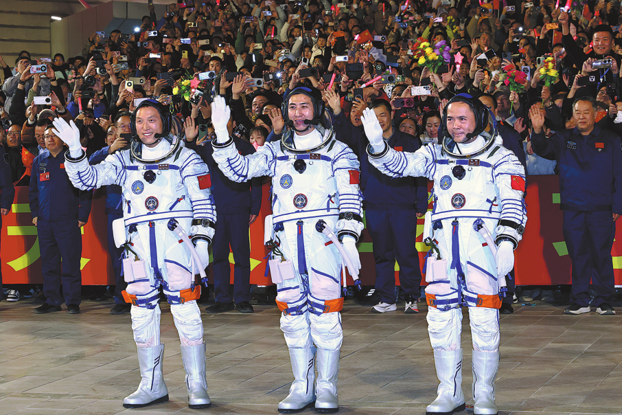 Shenzhou XXI crew begins space mission