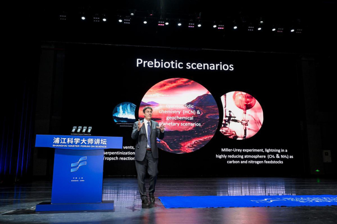 Nobel laureate delves into whether life exists elsewhere at Fudan University