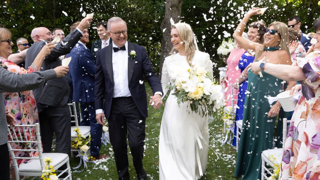 Australian prime minister becomes first to wed in office