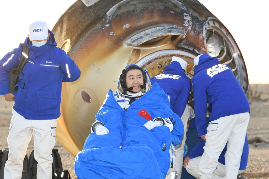 All Shenzhou-XX astronauts out of return capsule