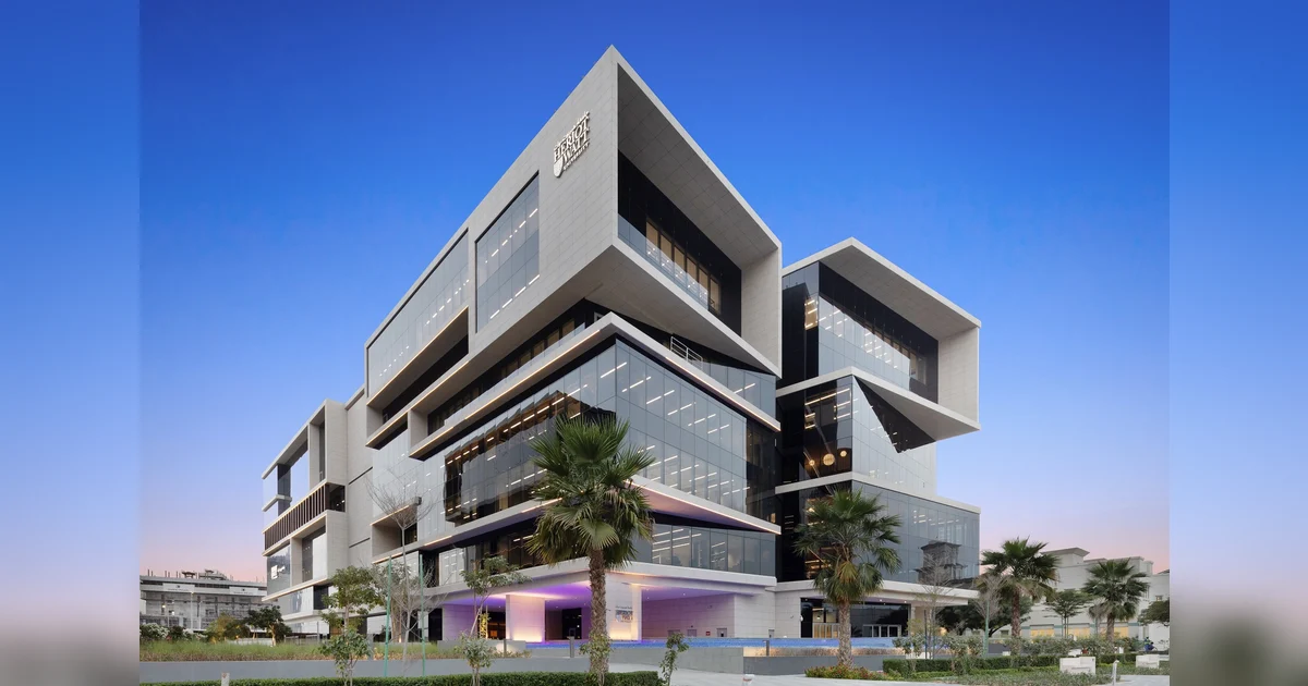 Offering flexible pathways to both undergraduate students and professionals