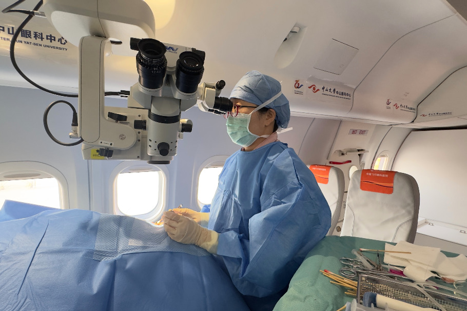 Chinese doctor carries out eye surgery in C909 aircraft