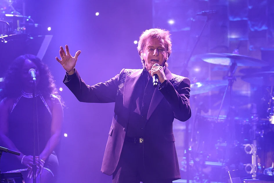 US singer Barry Manilow reveals lung cancer diagnosis
