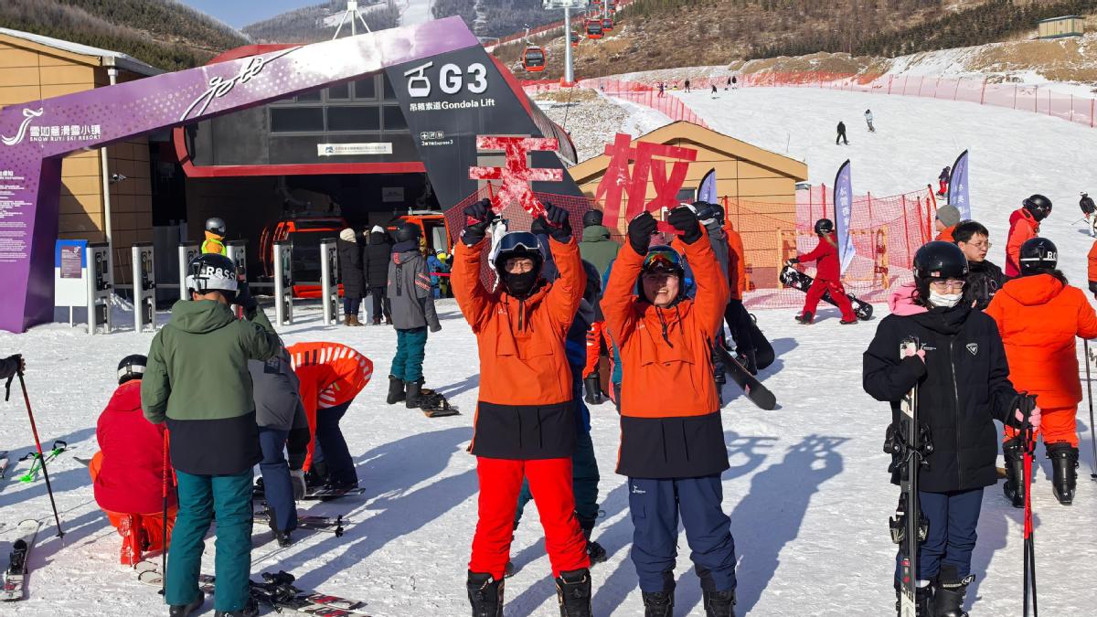 Zhangjiakou academy students hit Olympic ski slopes as winter break begins