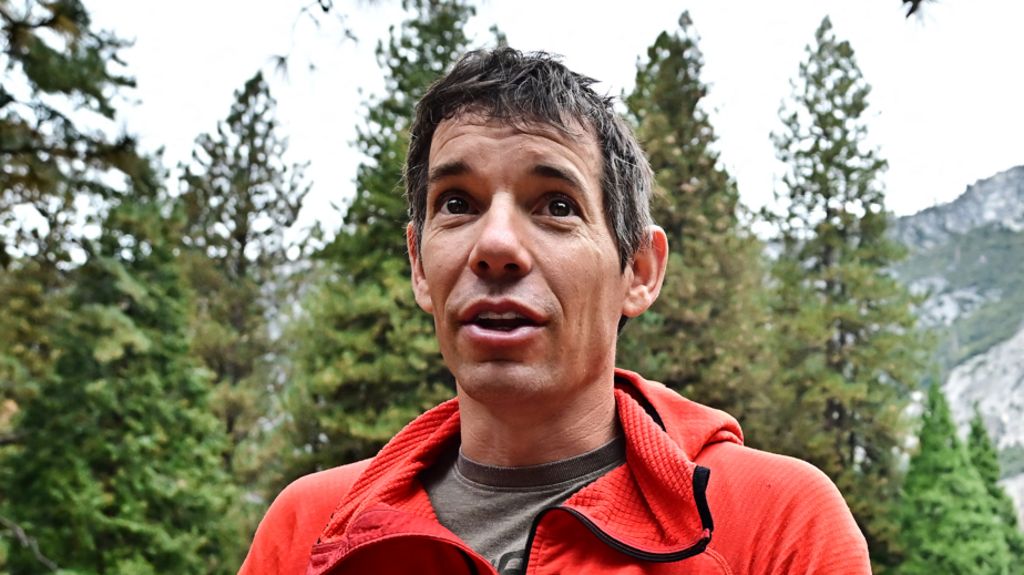 Climber delays rope-free skyscraper challenge over rain