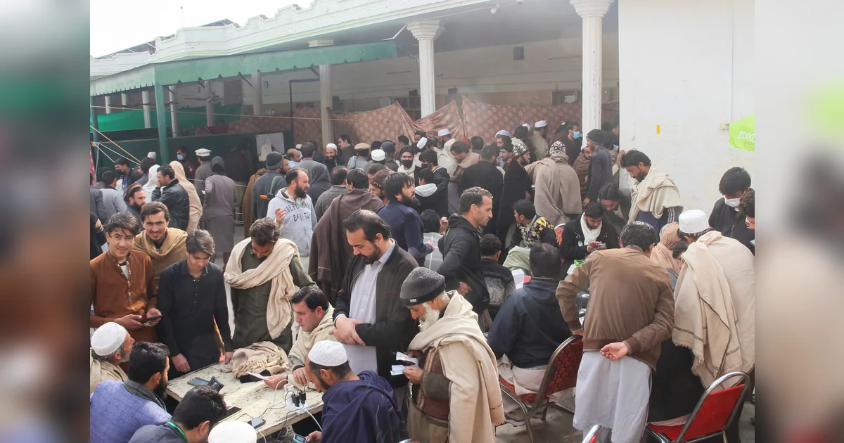 Thousands flee northwest Pakistan after mosques warn of possible military action