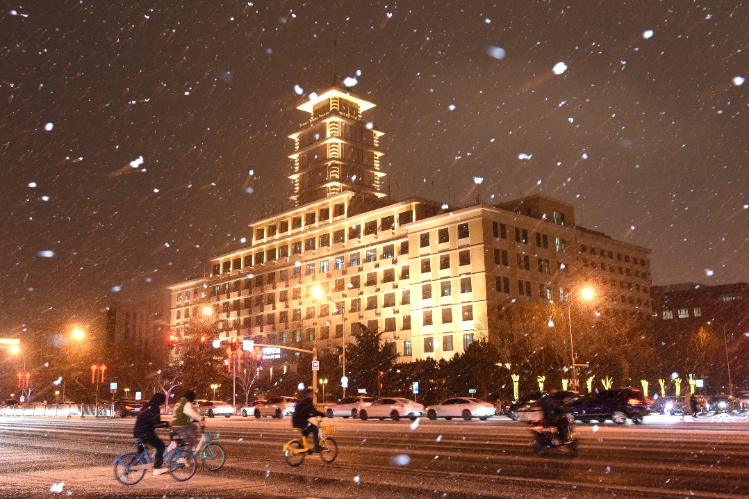 Beijing witnesses snowfall