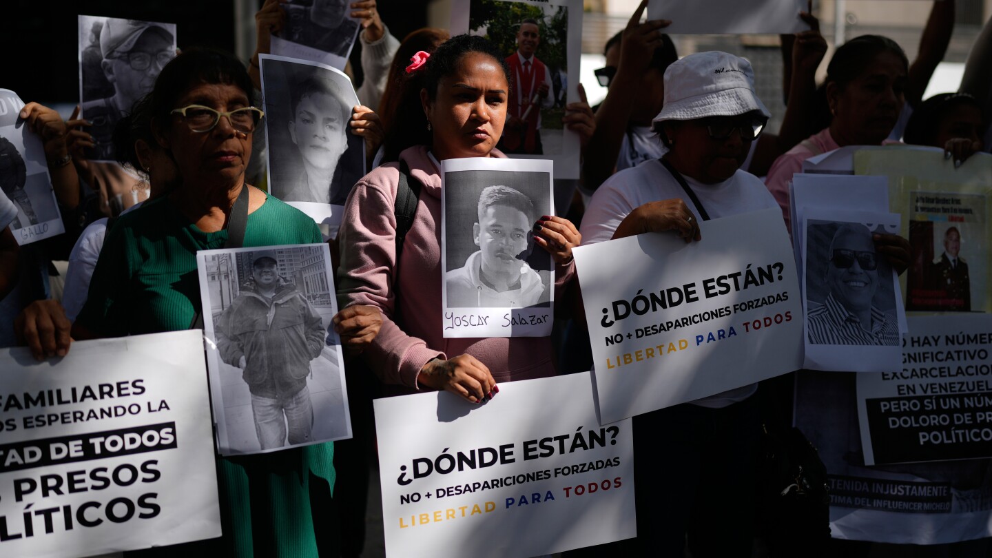 Families of Venezuelan prisoners demand their release after weeks of waiting outside prisons