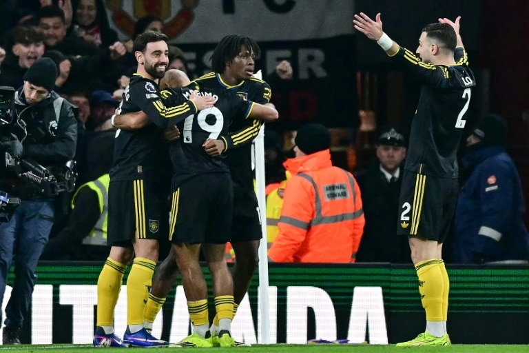 Arsenal title bid dented by dramatic Man Utd defeat