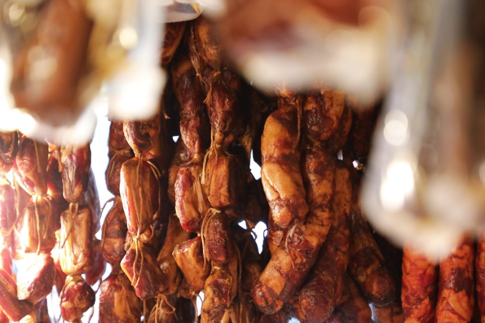 Cypress-smoked pork lines Guizhou shops for Spring Festival