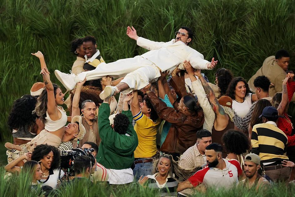 Look: Bad Bunny turns Super Bowl stage into giant street party, celebrates Puerto Rico