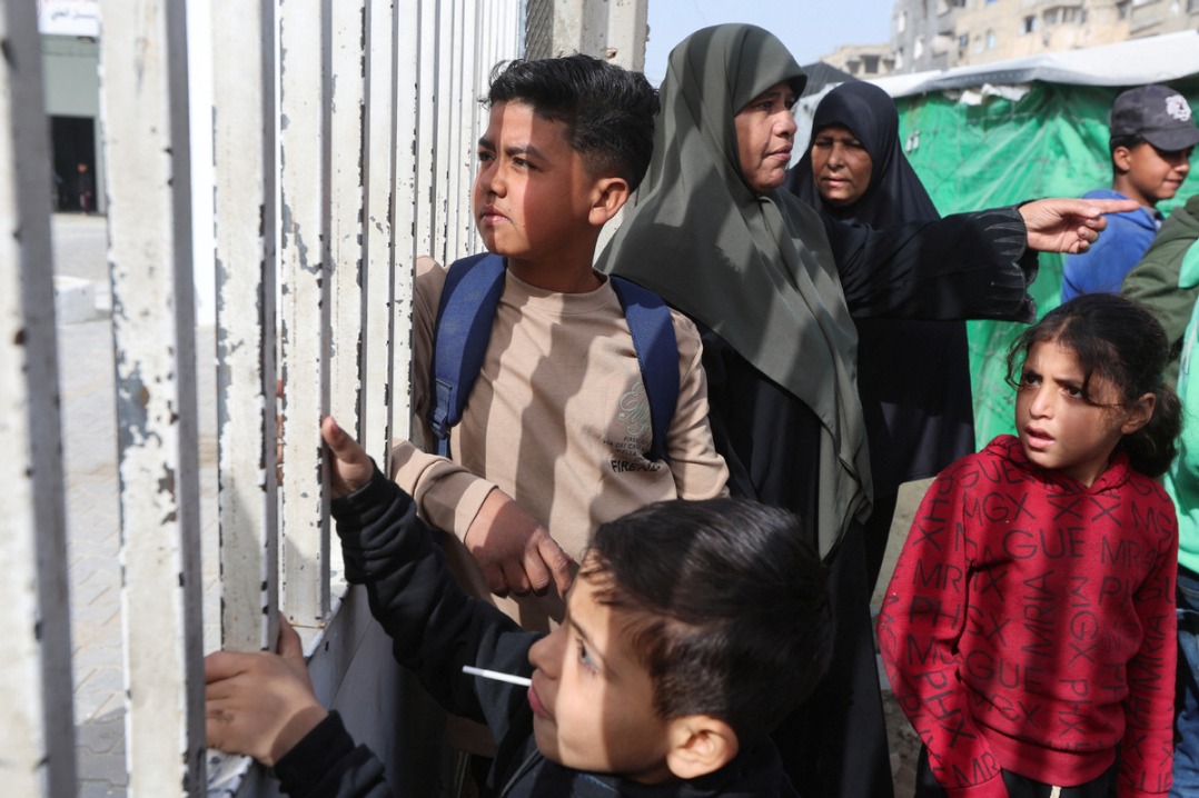 Palestinian patients start moving from Khan Younis toward Rafah border to cross it: sources