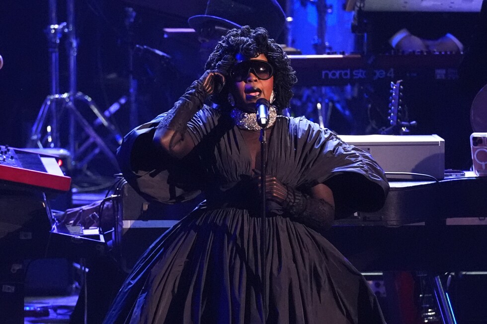 Ms. Lauryn Hill returns to the Grammys to pay tribute to D’Angelo, Roberta Flack