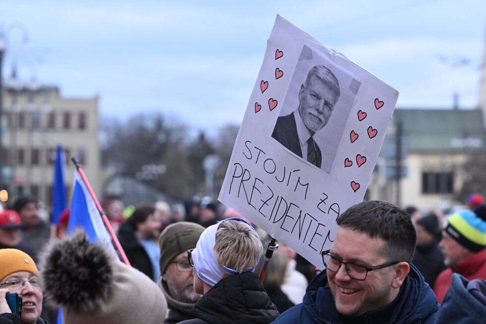 Thousands of Czechs rally in support of President Pavel in his dispute with foreign minister