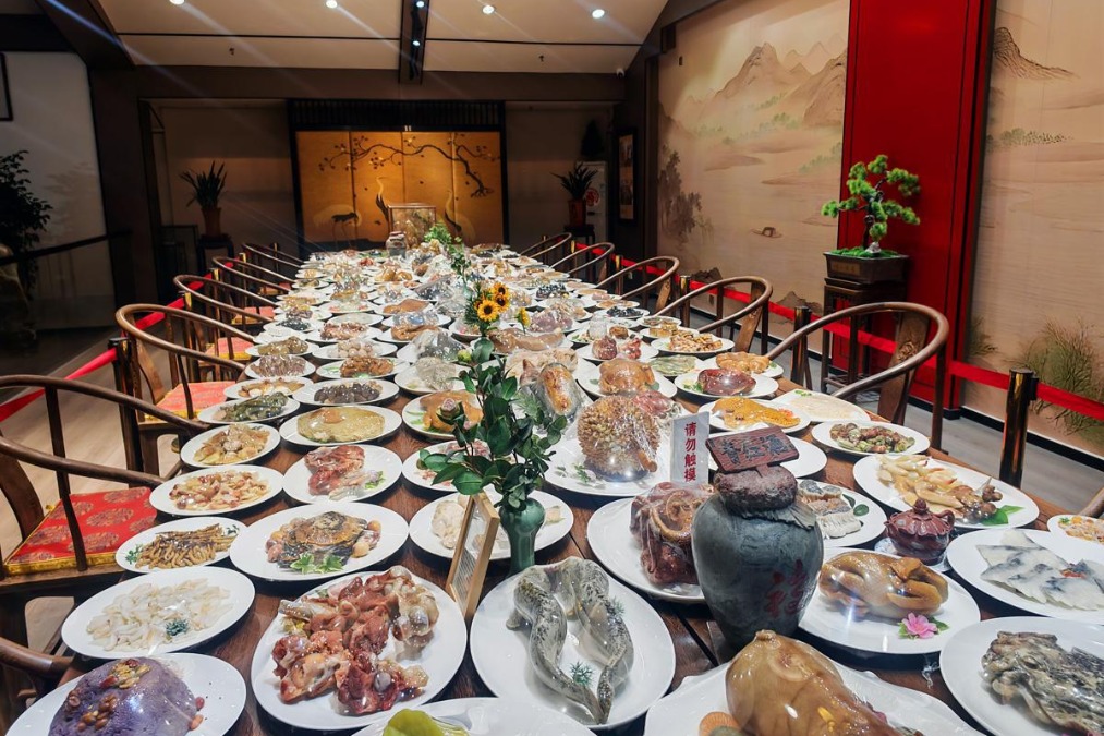 Stone feast of 160 dishes draws crowds to Fuzhou historic district