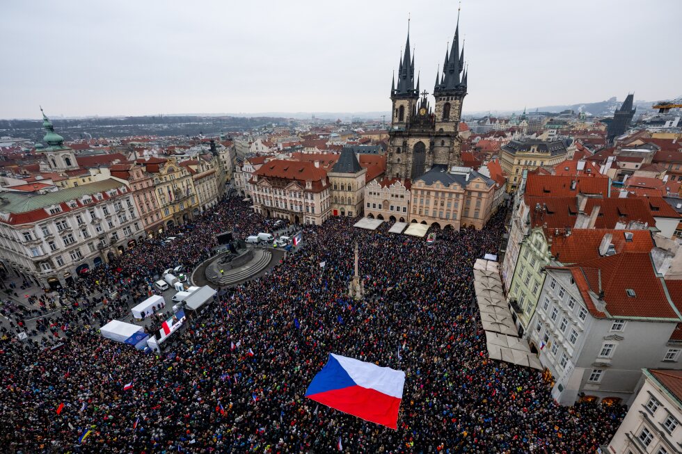 Tens of thousands of Czechs rally in support of President Pavel over dispute with foreign minister