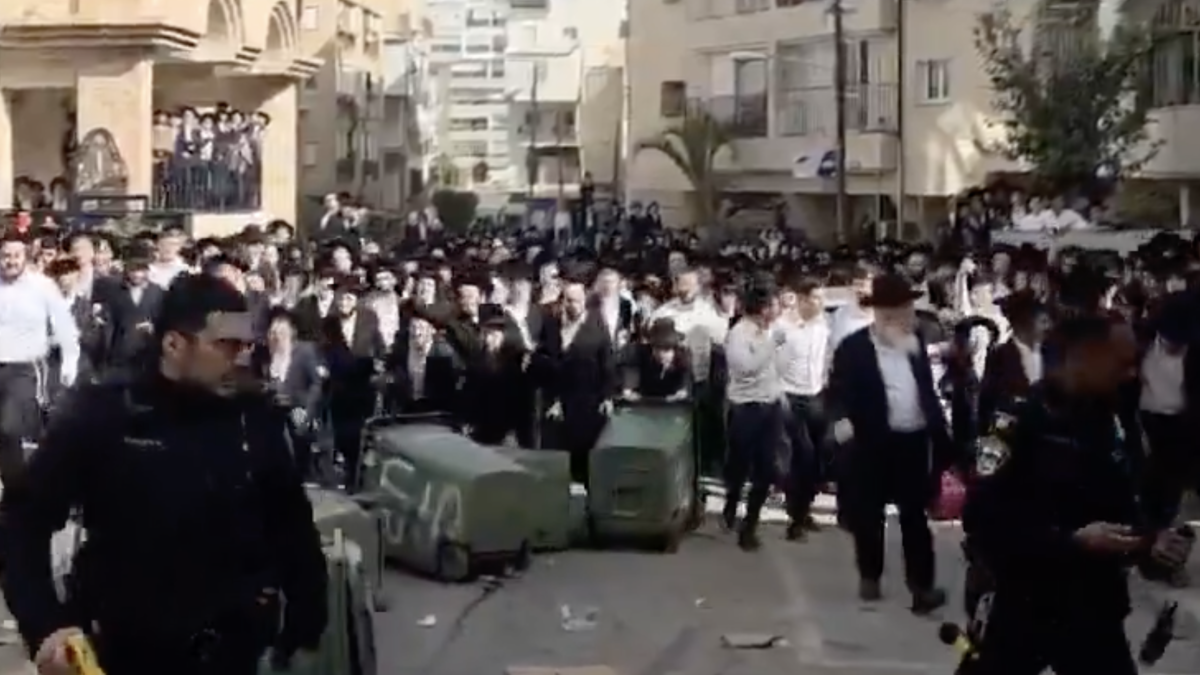 Hundreds of ultra-Orthodox Jewish men chase Israeli female soldiers