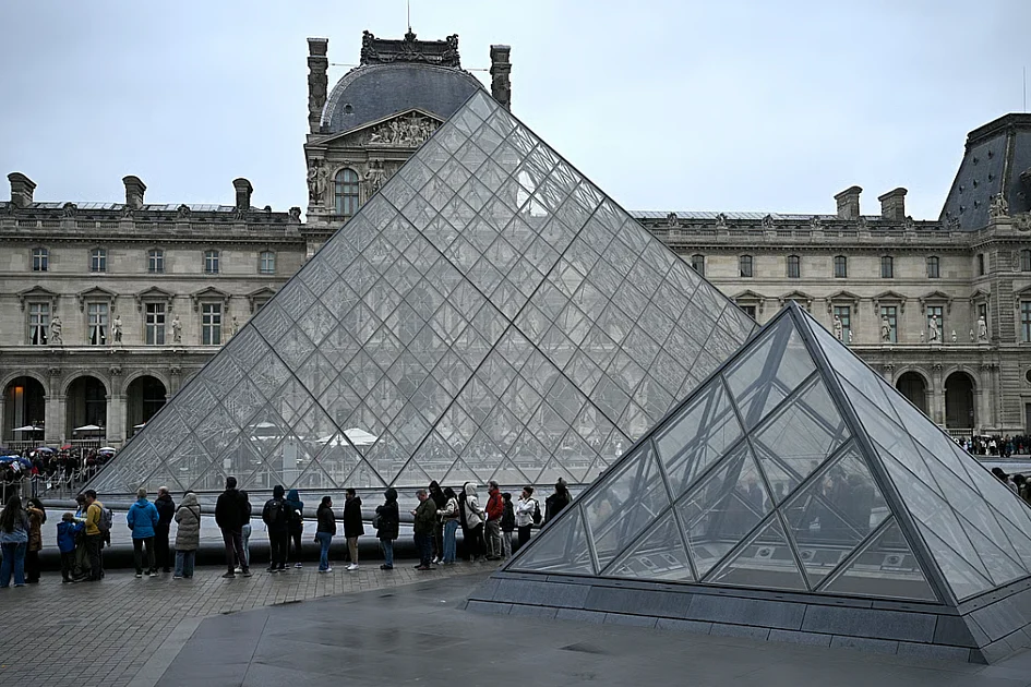 Louvre president hands in resignation to Macron: Elysee