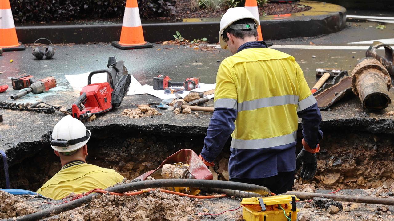 Water cut off to Sydney businesses, roads closed after sinkhole opens up in CBD