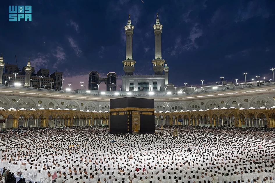 Saudi Arabia suspends 1,800 Umrah travel agencies due to poor performance