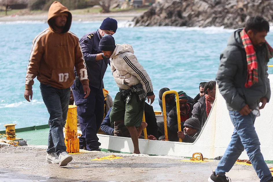 At least 3 dead as migrant boat capsizes off Greek island