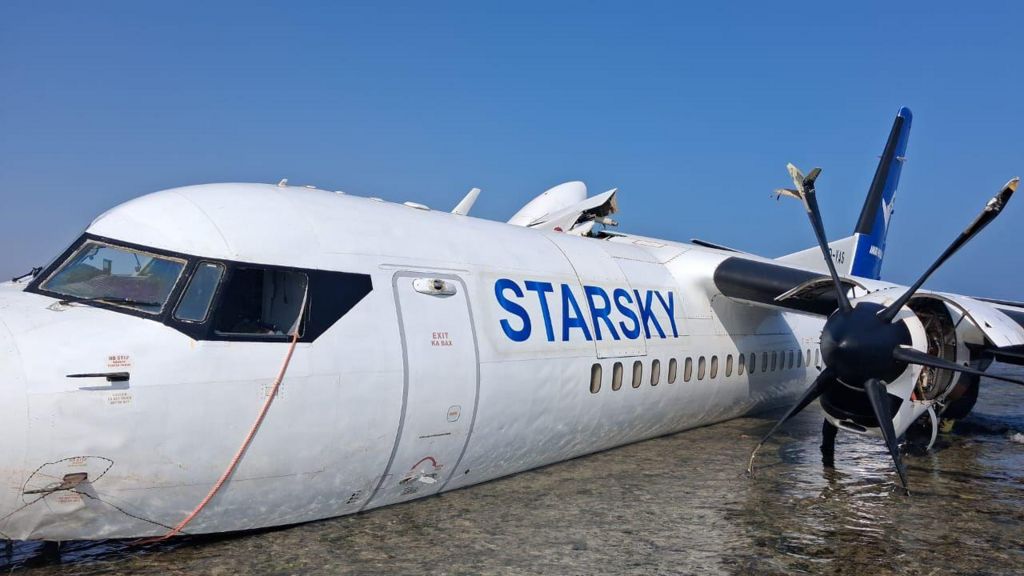 Pilot praised after landing faulty Somali passenger plane on seashore