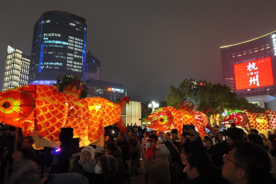 Millennium-old lanterns from Anhui light up Hangzhou for Lantern Festival
