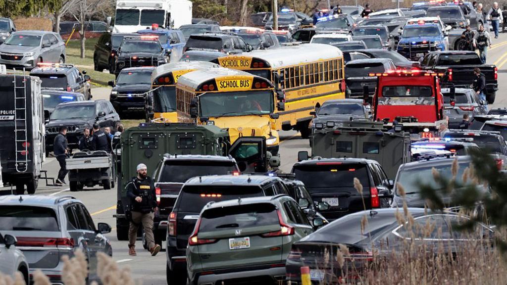 Suspect dead after ramming vehicle into Jewish temple in Michigan
