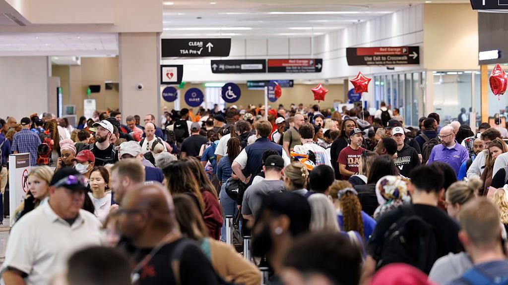 US airline CEOs urge Congress to end shutdown and pay airport workers