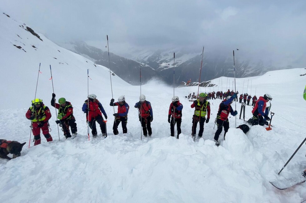 A deadly South Tyrol avalanche kills 2 skiers, trapping 25 near the Austria border