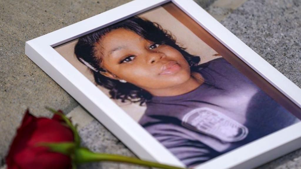 Justice department seeks to dismiss charges against ex-officers over Breonna Taylor raid