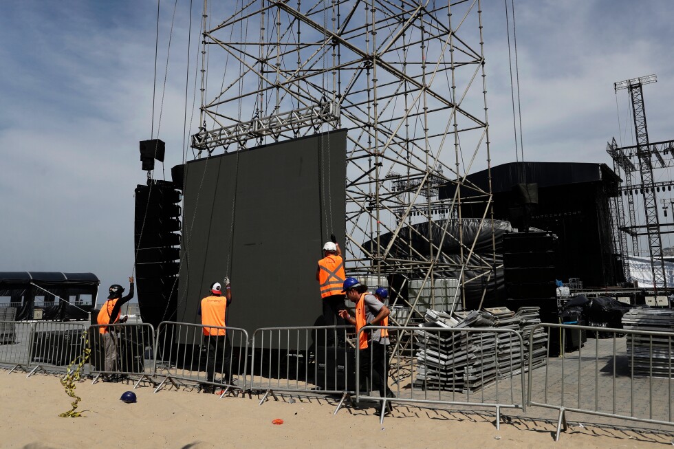 Construction of the stage for Shakira’s concert in Brazil resumes after worker’s death