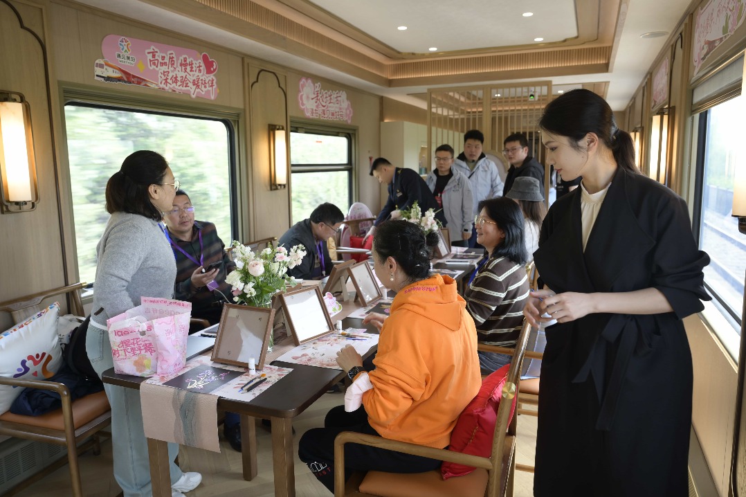 Hubei launches hotel-like tourist train with private rooms
