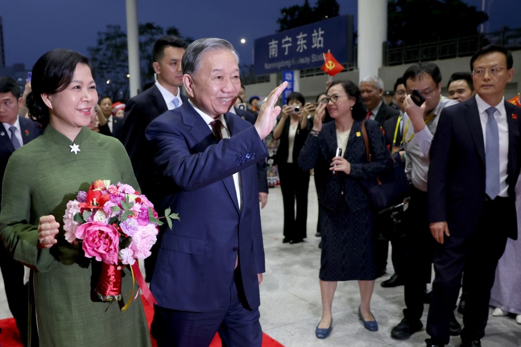 Vietnam’s president arrives in Guangxi by high-speed train