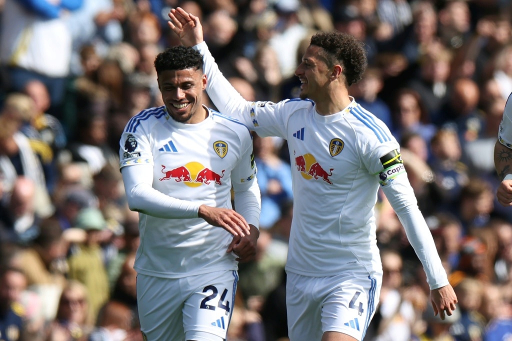 Man Utd beat Chelsea as Spurs stunned by Brighton equaliser