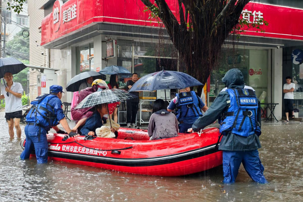Torrential rain floods Qinzhou, Guangxi, as city raises flood alert