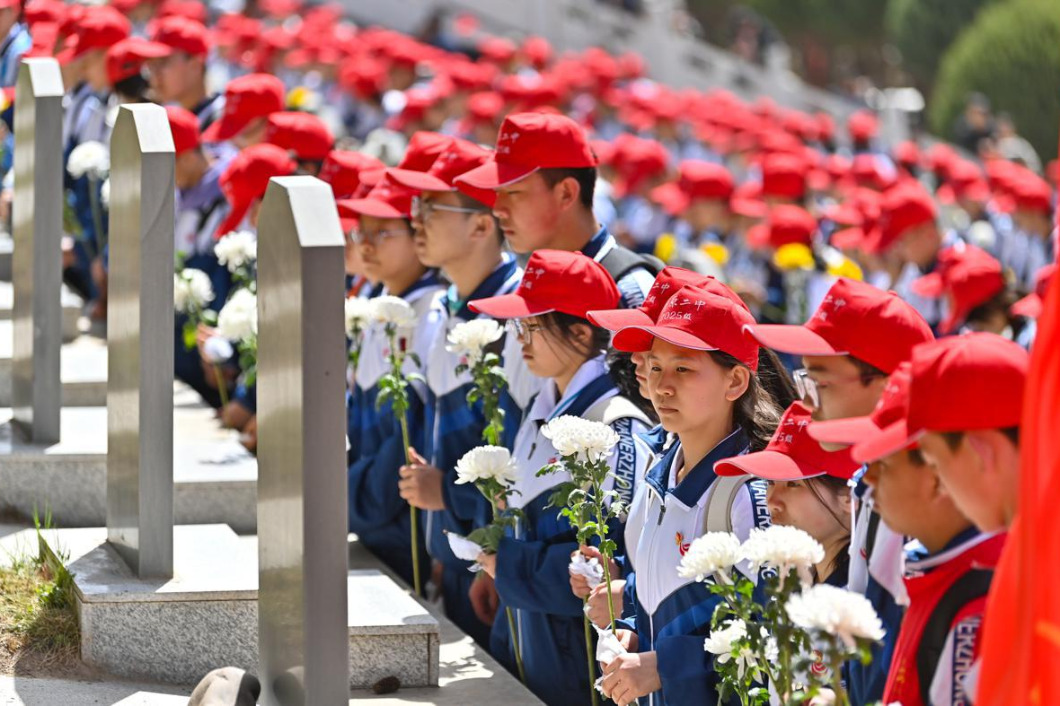 Ningxia students continue 31-year tradition with 54-km trek to honor martyrs