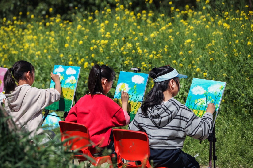 People enjoy Qingming Festival holiday across China