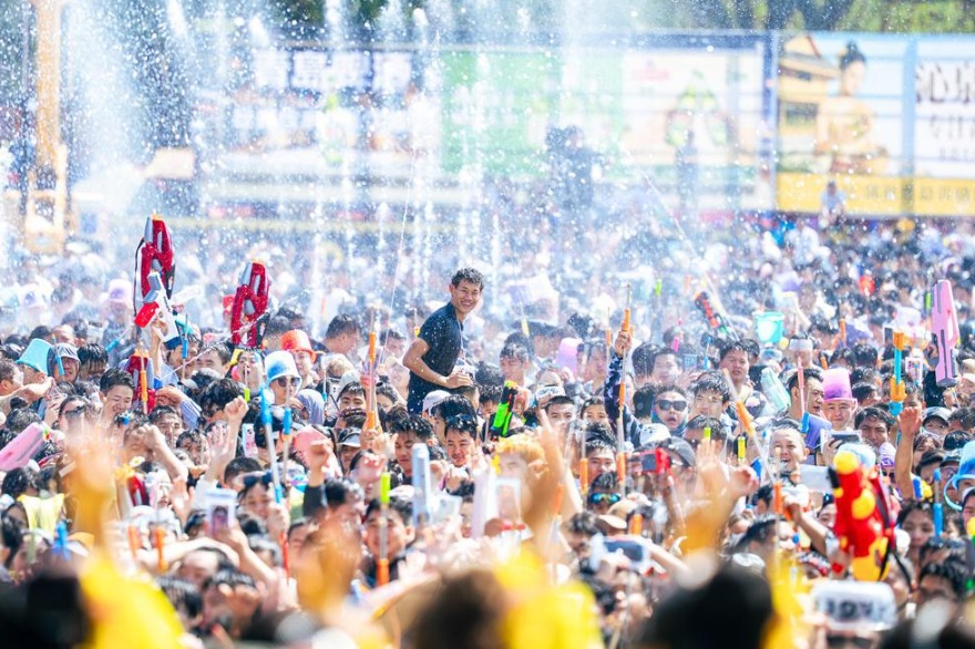 Ruili celebrates annual Water-Splashing Festival with blessings