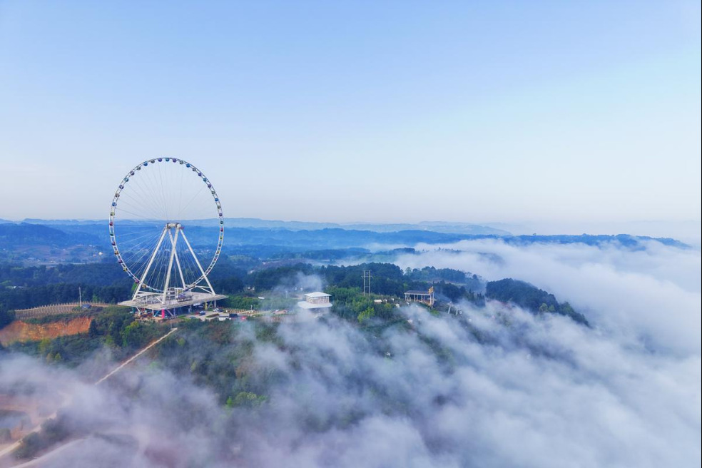 Advection fog cloaks towering Ferris wheel in Chongqing