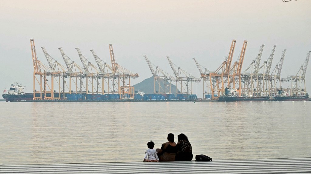 Oman and Iran hold talks on reopening Strait of Hormuz