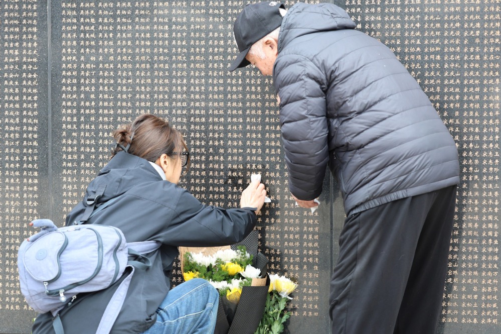 People across China pay tribute to martyrs during Qingming Festival